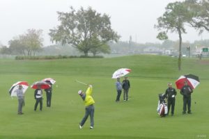 ゴルフ　練習　雨