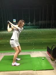 ゴルフ　打ちっぱなし　服装　女性　画像　練習場