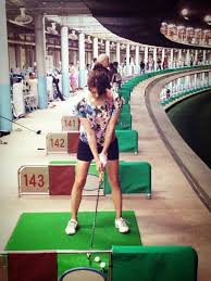 ゴルフ　打ちっぱなし　服装　女性　画像　練習場